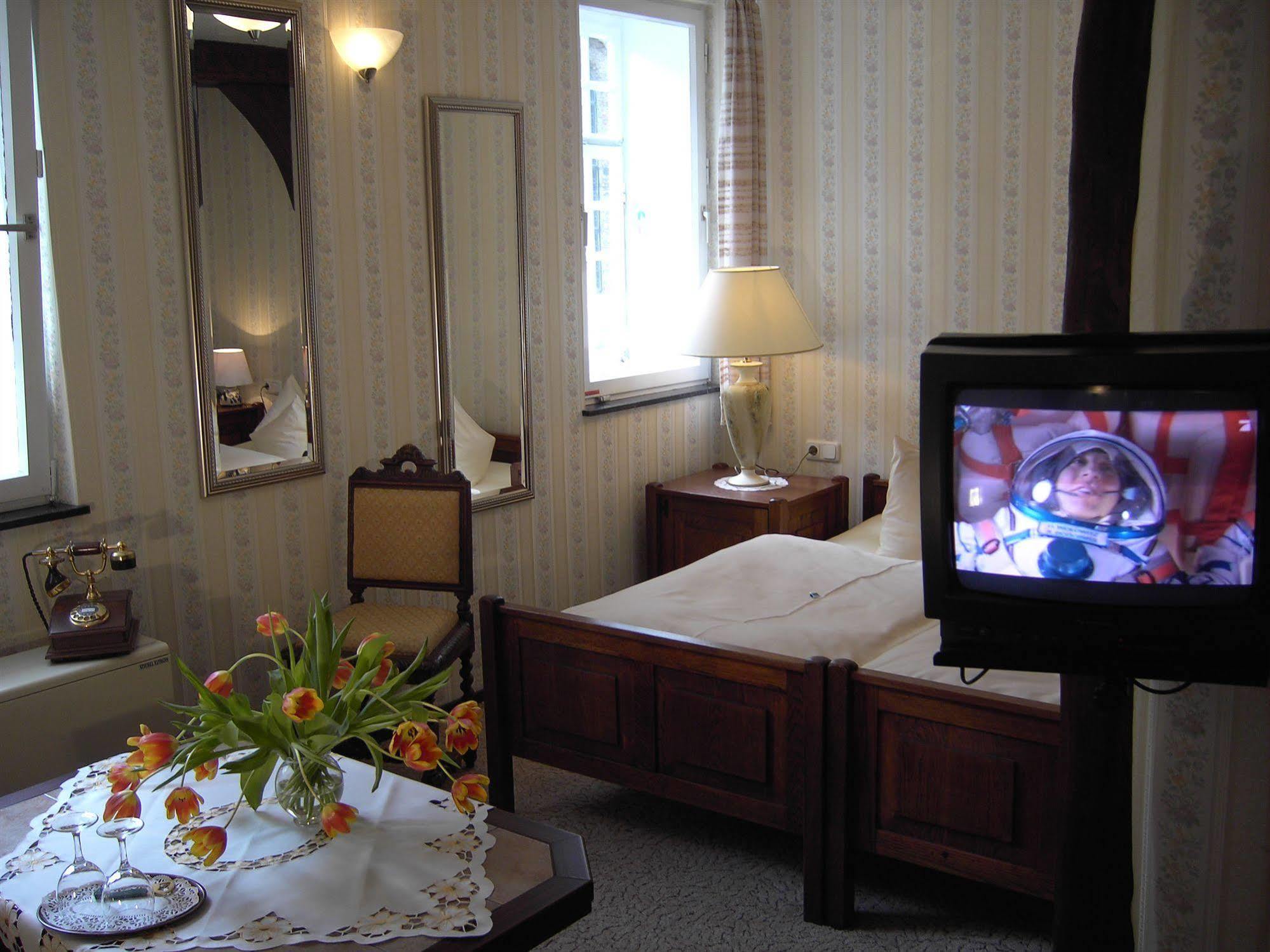Hotel Graf Rolshausen Моншау Экстерьер фото